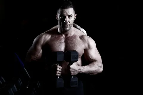 双手拿着杠铃的肌肉男高清图片