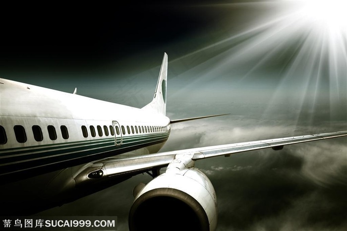 昏暗天空中云层上飞行的客机