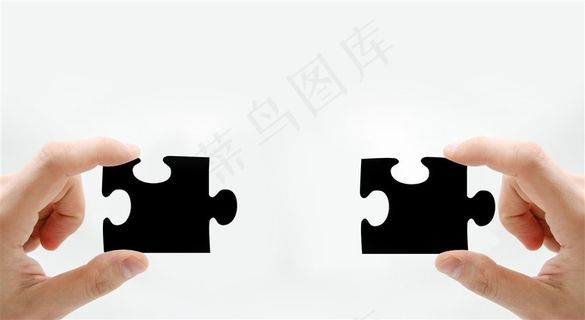 手拿黑色拼图碎片