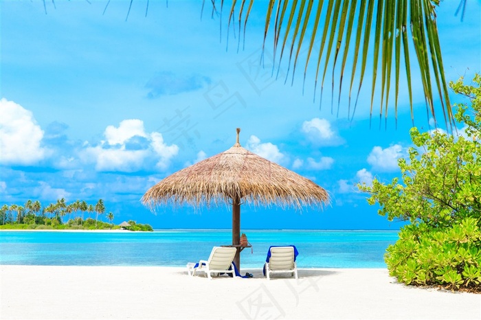 高清海边凉亭沙滩椅风景图片