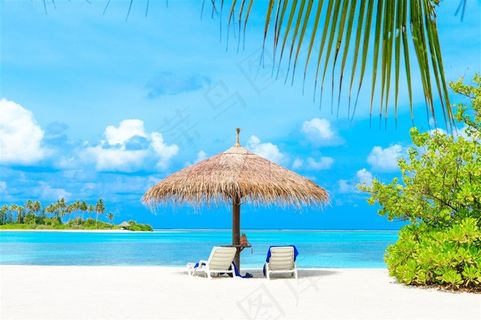 高清海边凉亭沙滩椅风景图片