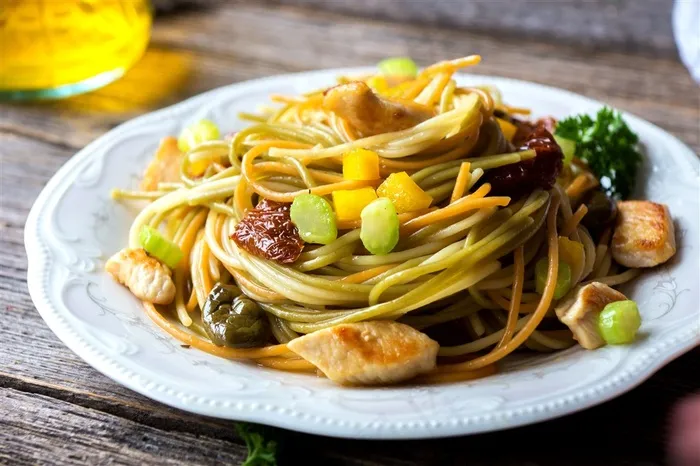 碟子上的美味面条
