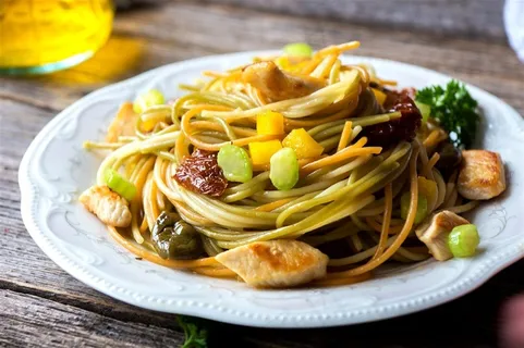 碟子上的美味面条 碟子上的美味面条