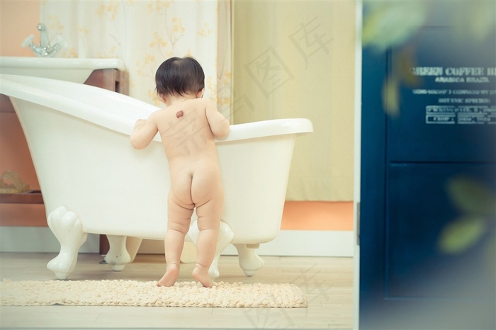 裸身在浴缸旁边的可爱幼儿
