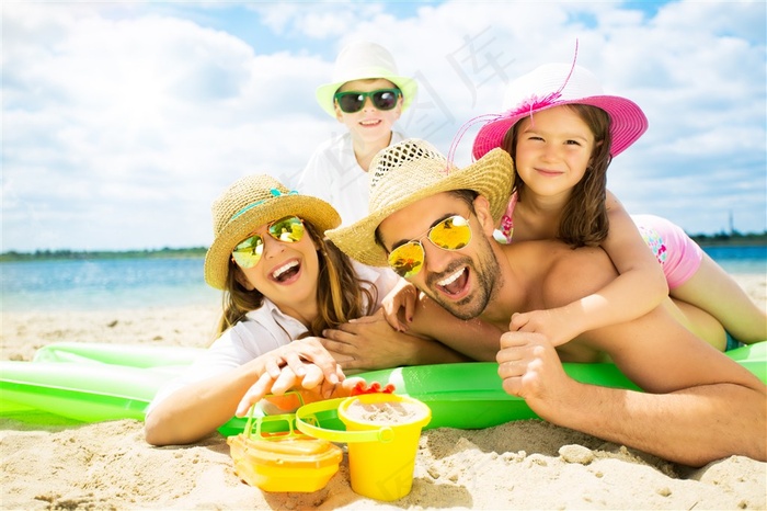 海边度假的一家人
