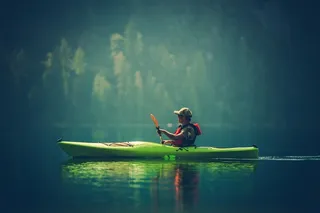 湖面上赛艇的男子高清摄影图片