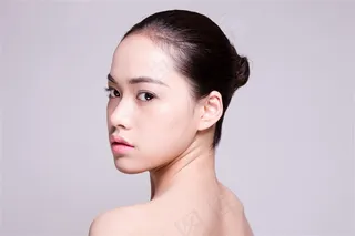 清新盘发美女左脸特写