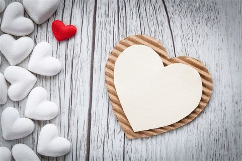 底板上的爱心卡片