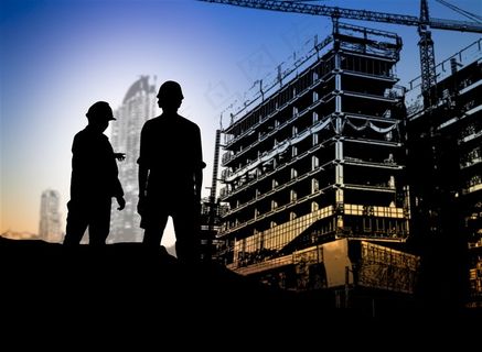 工人在正在建筑的大楼前