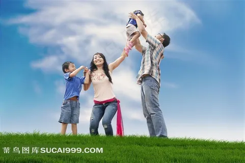 草地上天伦之乐一家人特写摄影高清图片