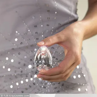 人物手势元素-手拿钻石手势特写珠宝图片