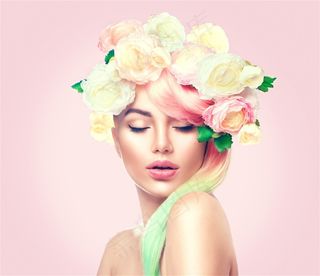头上戴着花环的美女高清图片
