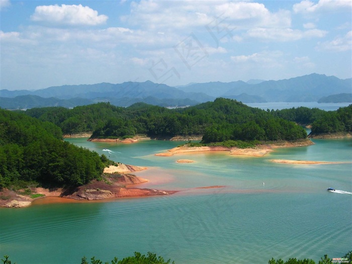 蓝天白云碧湖