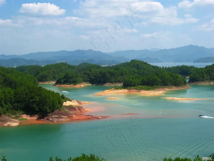蓝天白云碧湖