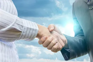天空背景下商务合作握手手势图片