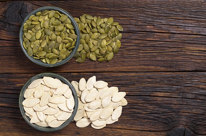 木桌上的冬瓜子高清图片