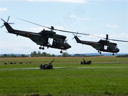 军事演习中的直升飞机图片