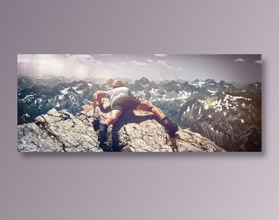 攀爬山顶的人物图片 攀爬山顶的人物图片