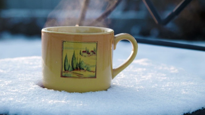 在白雪皑皑的表面上喝热饮