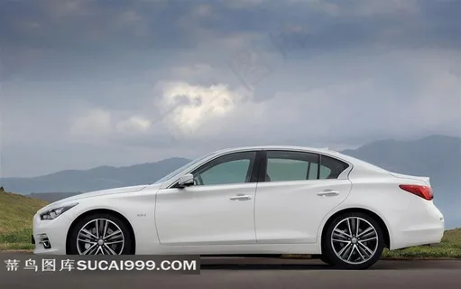 白色英菲尼迪Q50轿车 白色英菲尼迪Q50轿车