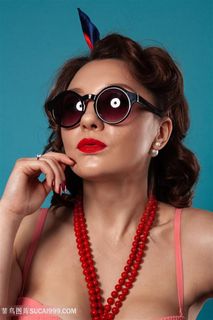 复古风妆容墨镜美女图片