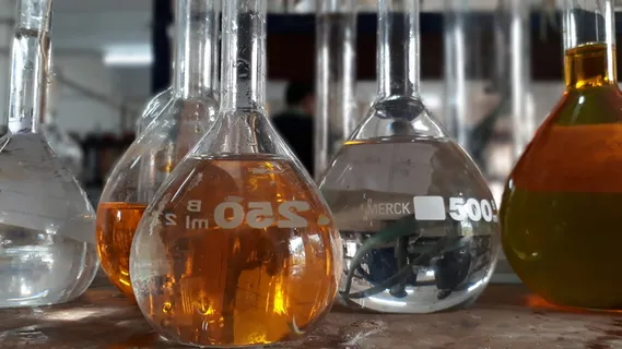 平底烧瓶试验液体图片 平底烧瓶试验液体图片