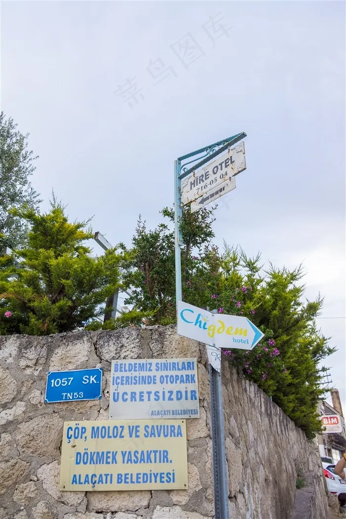 小镇路口的指路牌特色路标