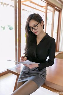 办公室性感黑丝女秘书制服诱惑图片