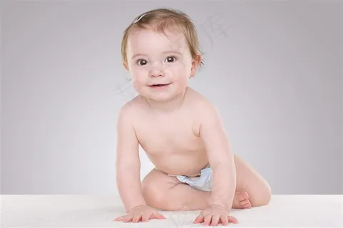 穿着纸尿裤的宝宝