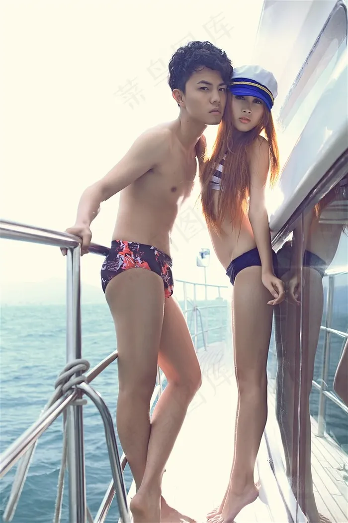 性感情侣游艇外拍摄影写真