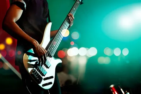 在城市霓虹闪烁的街头弹吉他的人高清图片 在城市霓虹闪烁的街头弹吉他的人高清图片