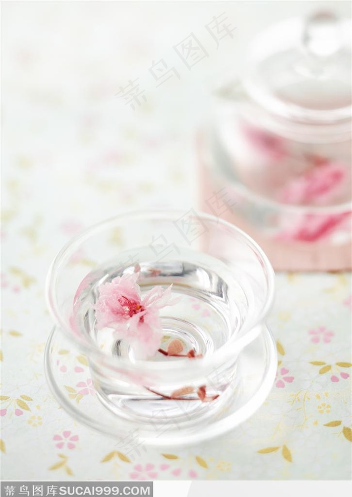 泡在玻璃杯里的桃花