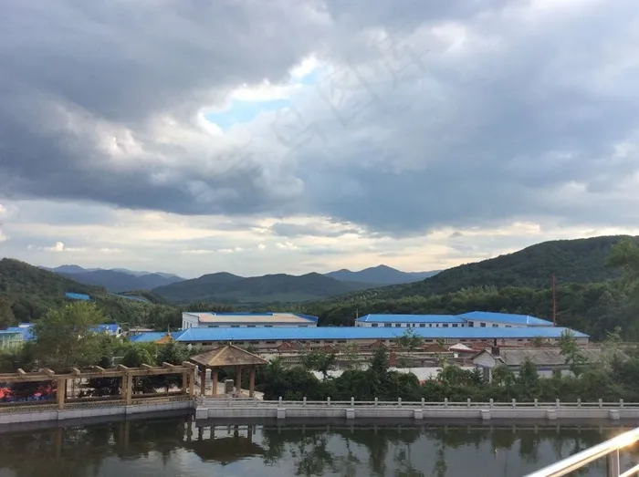 天空下池塘边的园林景观