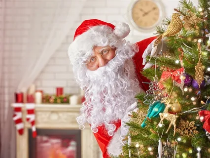 躲在圣诞树后面的圣诞老人