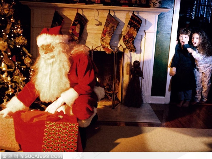 孩子们偷看圣诞老人在整理圣诞礼物