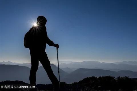 登上山顶的旅行者人物 登上山顶的旅行者人物