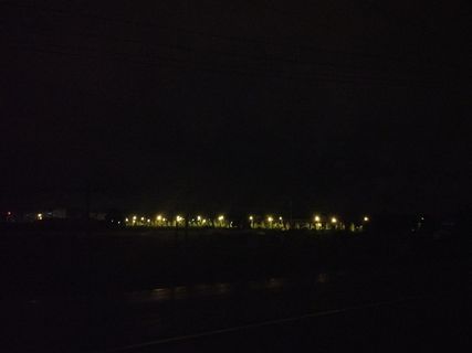 一条夜里的马路