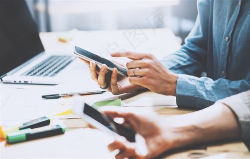 一边工作一边看手机