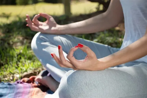 做地上的瑜伽美女