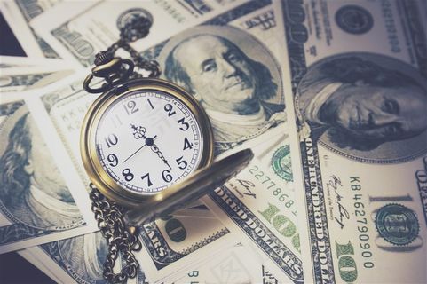 美元上的黄铜色怀表高清摄影图钟表图片
