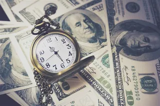 美元上的黄铜色怀表高清摄影图钟表图片