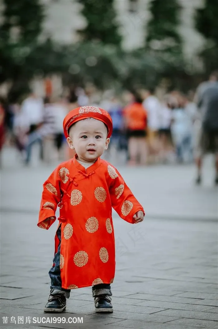 广场穿红衣服可爱宝宝