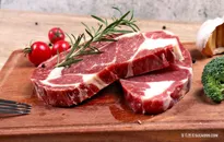 砧板上新鲜未加工生牛排西餐冷鲜美食图片