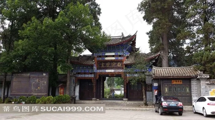 牌楼前的汽车与树
