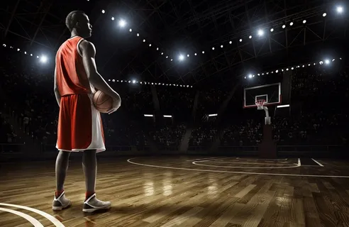 站在黑暗的篮球场上的篮球队员高清图体育图片