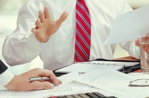 看文件的商务人士高清图片 看文件的商务人士高清图片
