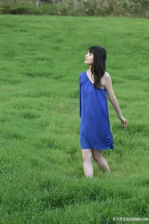 草地上散步的日本*模特美女图片 草地上散步的日本*模特美女图片
