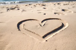 沙滩上画着爱心的摄影图