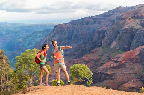 攀登上山顶旅游的情侣高清图片