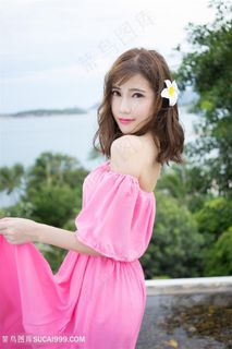 穿着粉色长裙的气质美女写真